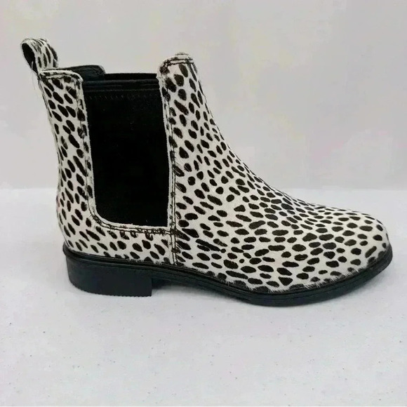 NWT Clarks CLARKDALE ARLO Women' Slip On Chelsea Fall Boots Dalmatian Print Sz 7 - Picture 2 of 13